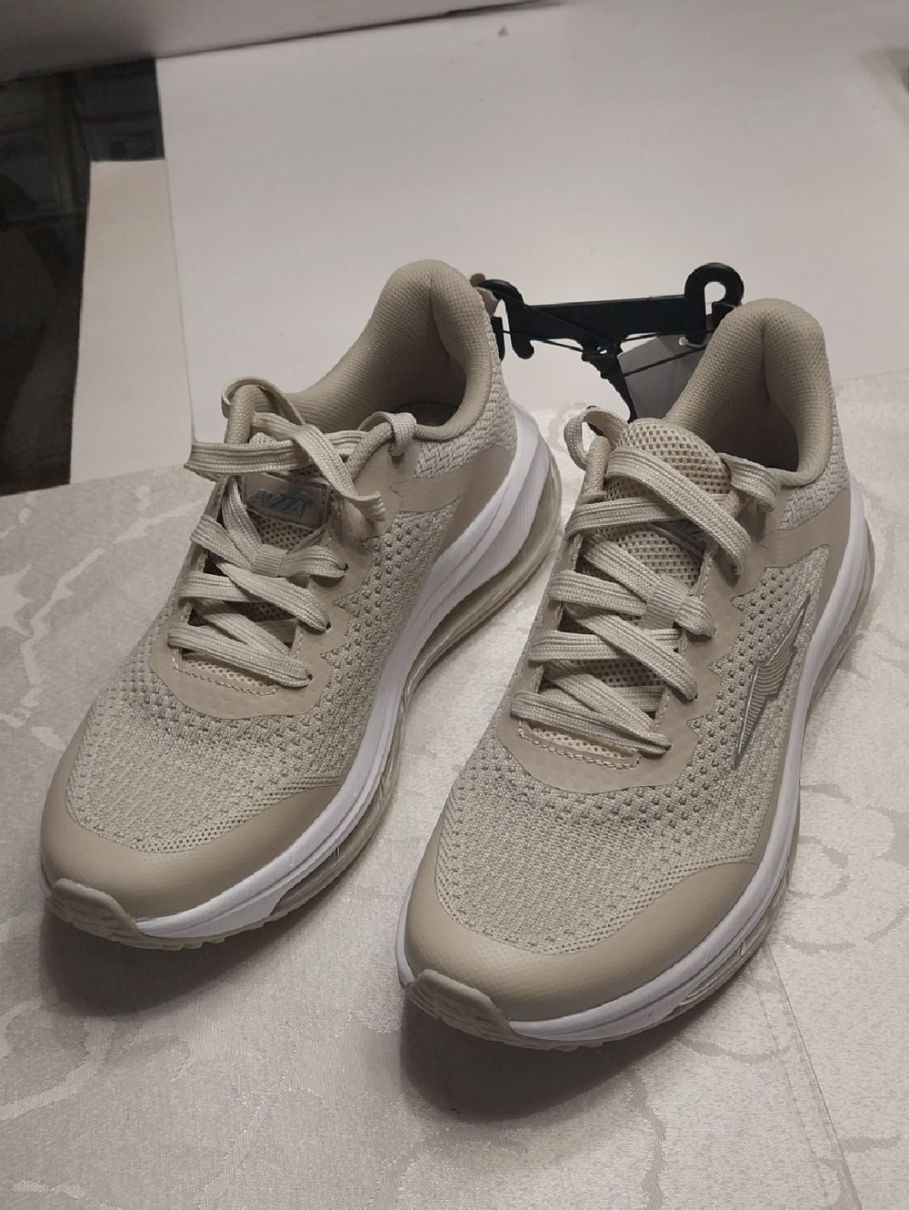 Avia 0.2 Air 360 NWT Athletic Sneakers  Women's Size  9.5 M Beige Memory Foam